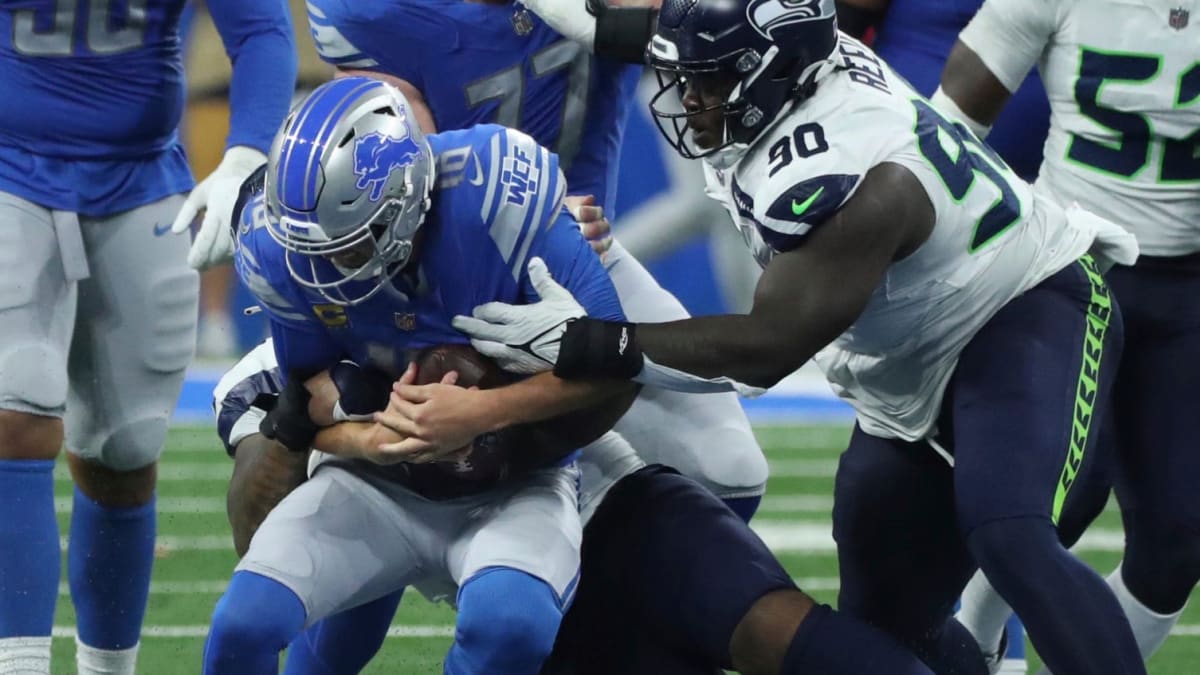 Geno Smith Injured, Seattle Seahawks Lead New York Giants at Halftime -  Sports Illustrated Seattle Seahawks News, Analysis and More