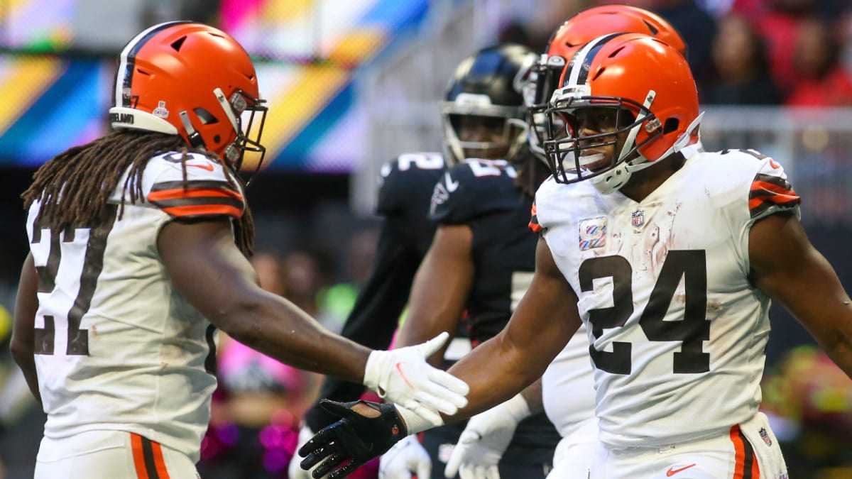 Cleveland Browns running back Nick Chubb (24) and Miami Dolphins