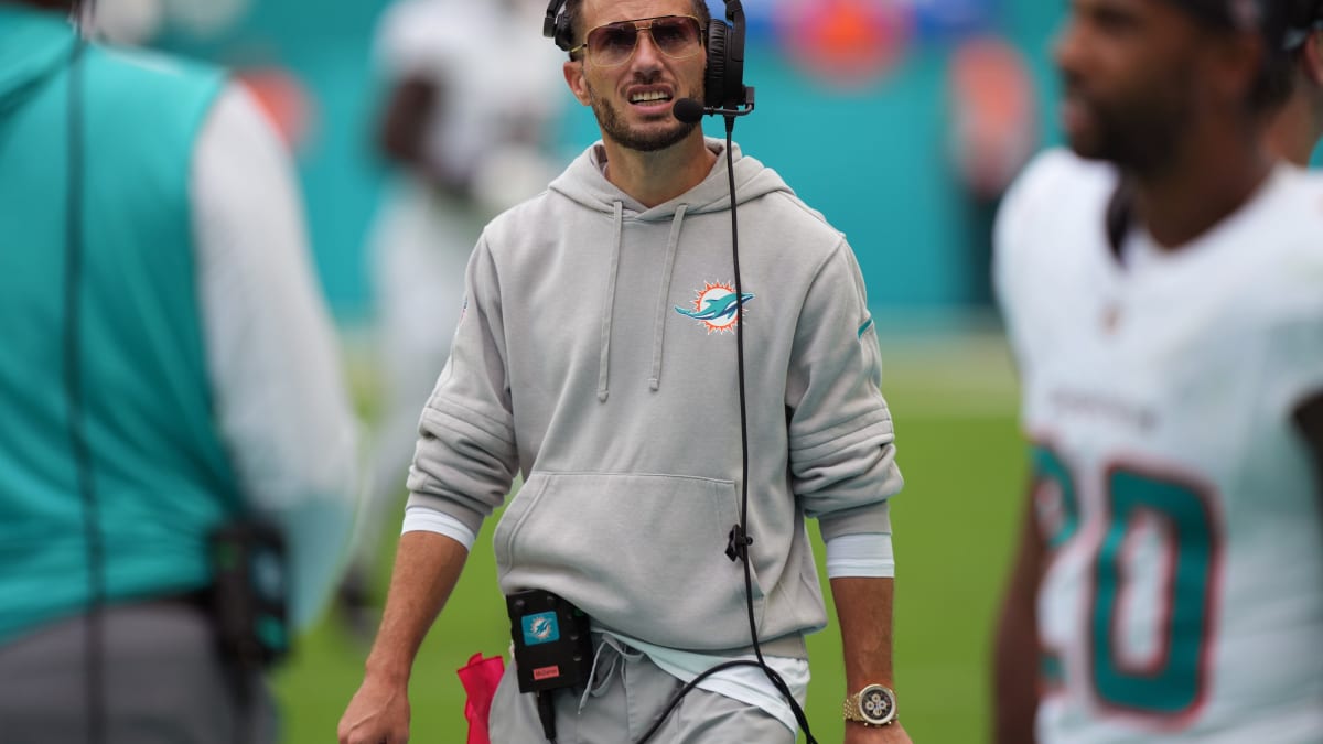 Miami Dolphins head coach Mike McDaniel looks almost unrecognizable as  Denver Broncos ball boy after making NFL history