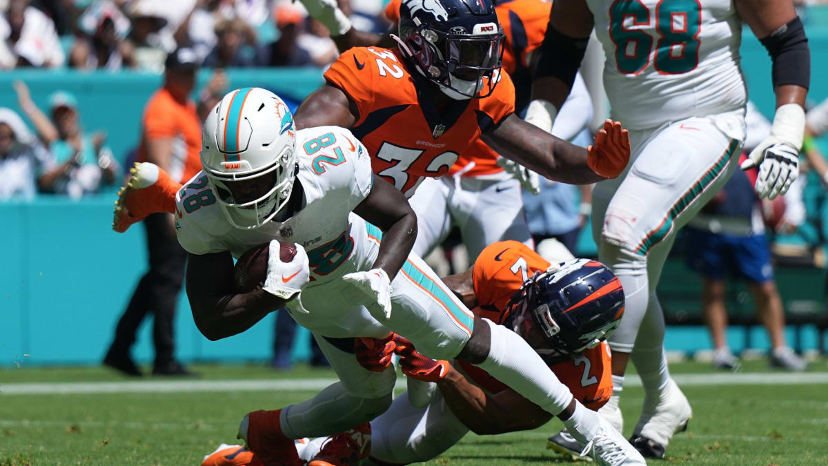 Miami Dolphins running back De'Von Achane (28) scores a touchdown