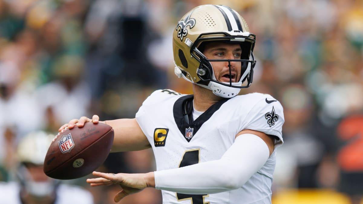 Saints' Derek Carr getting evaluated for shoulder injury after