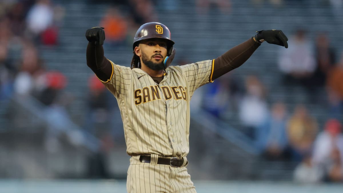 Fernando Tatis Jr. Comes Home To A Warm Welcome, Fernando Tatis Jr. comes  home to a warm welcome after the San Diego Padres road trip. 🤗 (🎥:  Twitter/hgomez27), By theScore