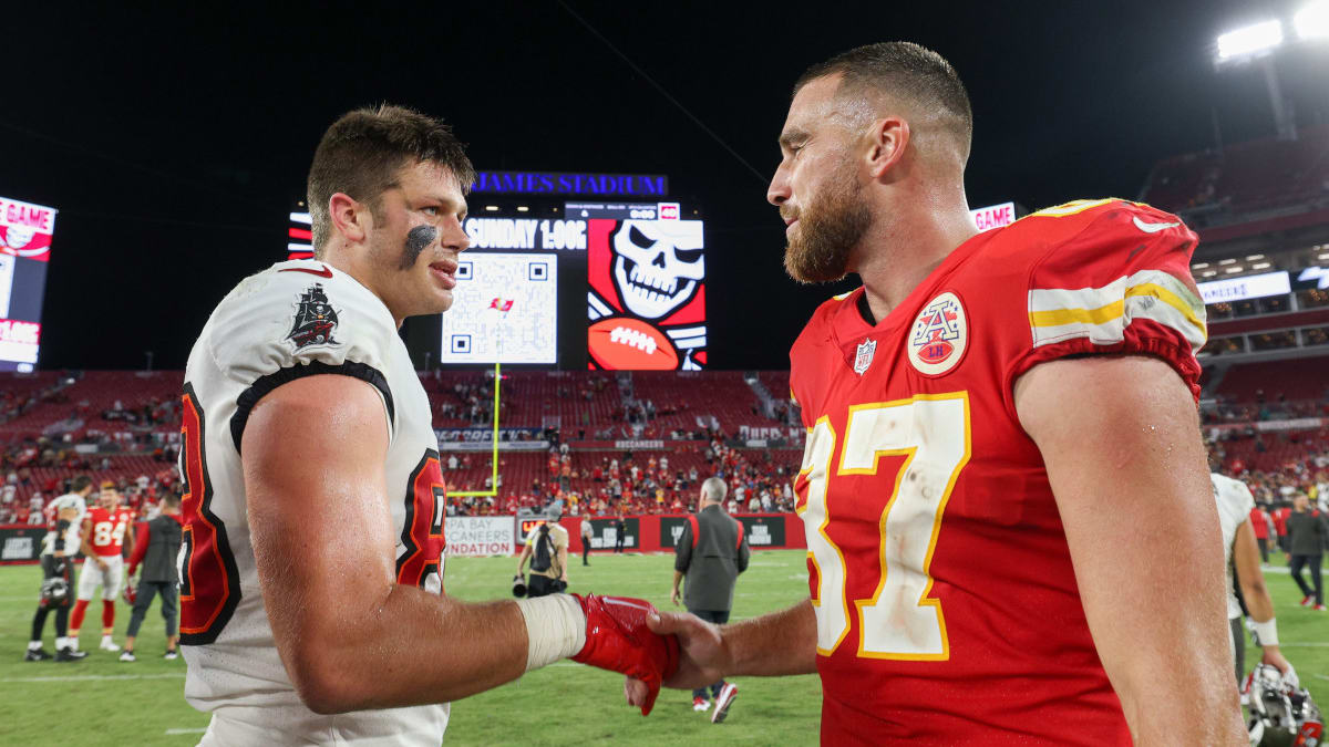 Chiefs Star Tight End Travis Kelce 'Big Fan' of Buccaneers Cade Otton, Buccaneers