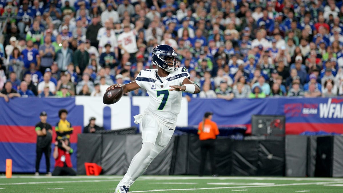 Seahawks announce official re-signing of Geno Smith