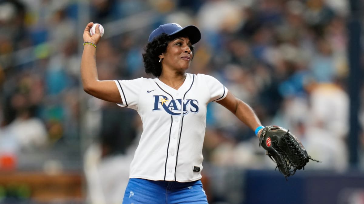 Randy Arozarena's mom throws opening pitch, highlights beautiful