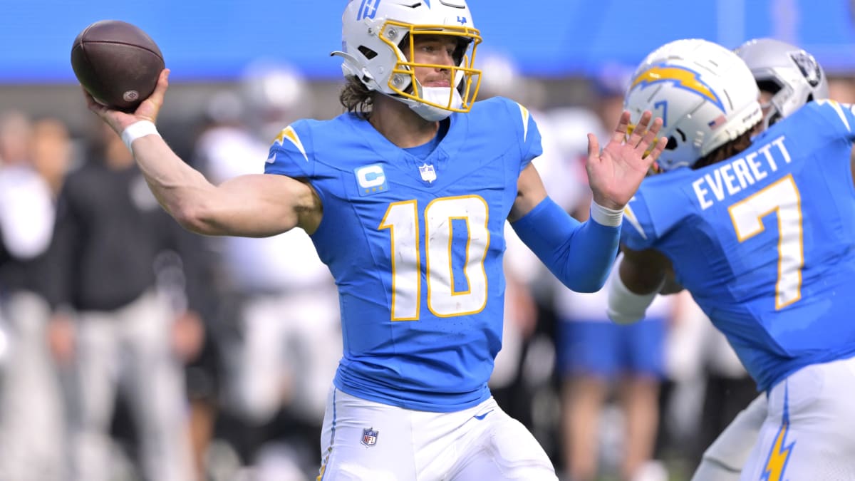 Chargers News: Justin Herbert Returns To Hopefully Close Out Raiders Game,  Despite Hand Injury - Sports Illustrated Los Angeles Chargers News,  Analysis and More