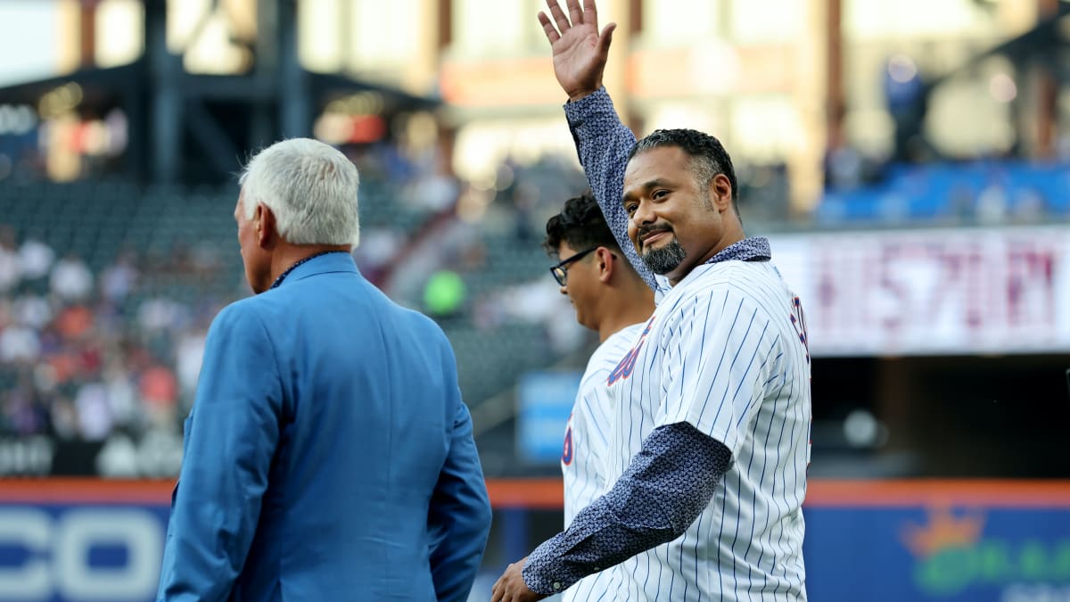 thejohansantana throwing the first pitch to Joe Mauer in a @plopezserra  jersey. That'll fire up Minnesota for some #Postseason baseball. 🔥