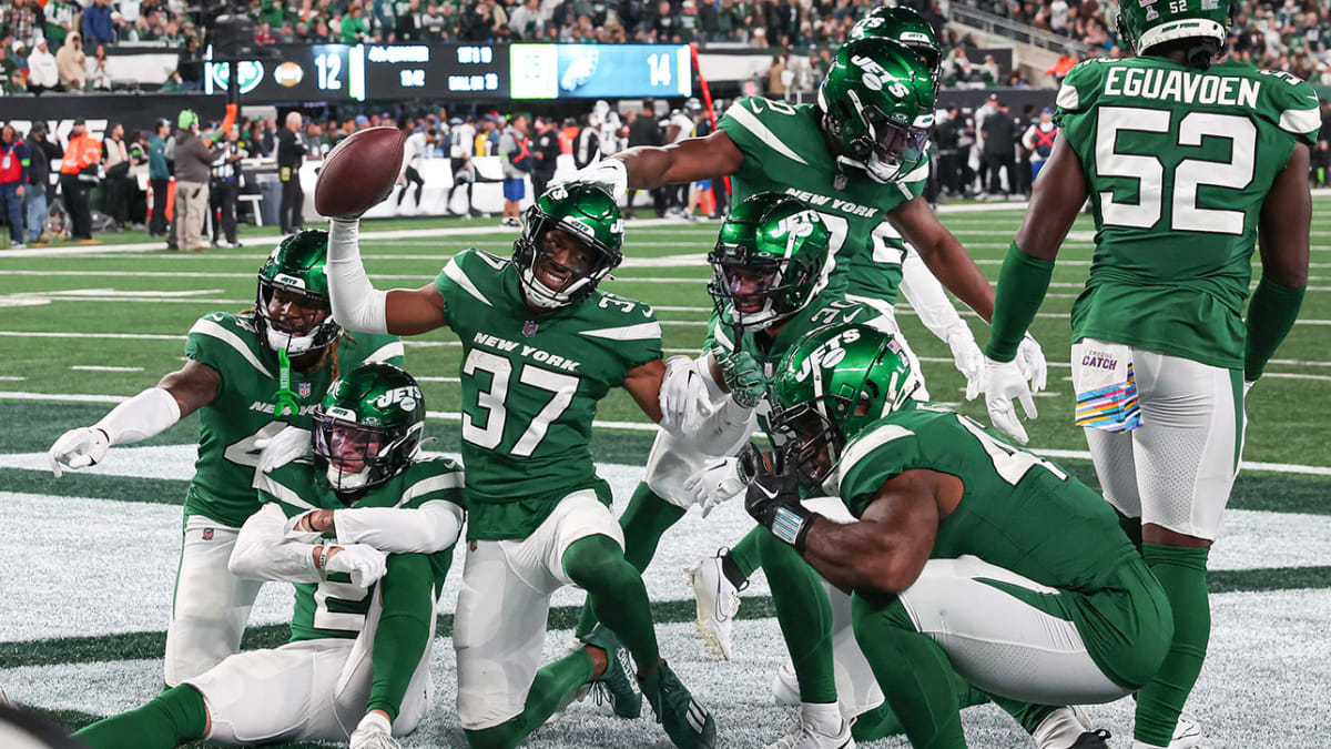 Hall runs for a late TD and the Jets shock the Eagles 20-14 to send Philly  to its first loss
