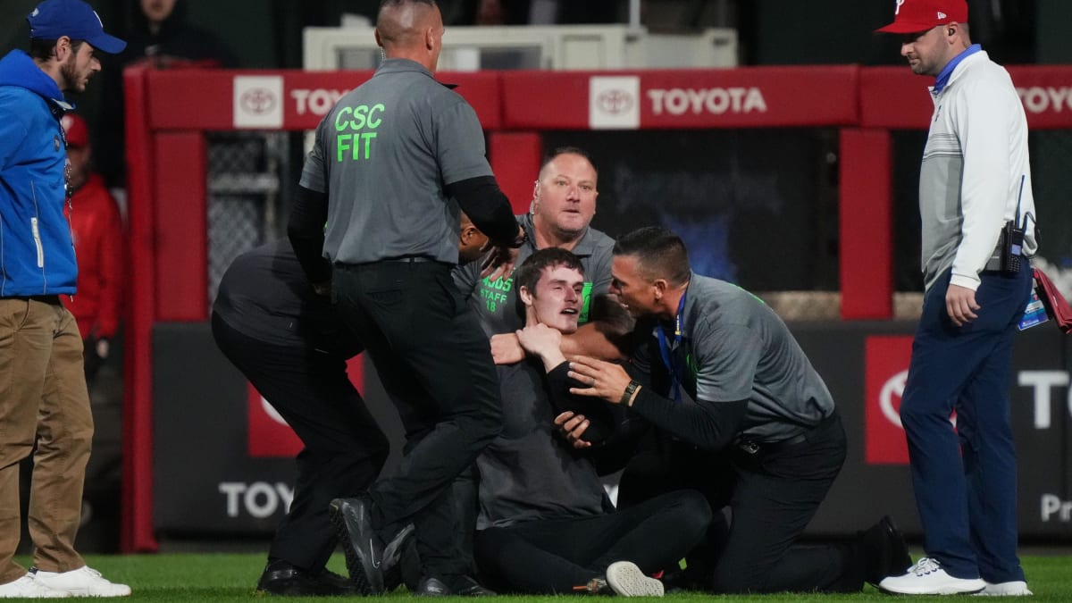 Phillies Fan Runs On Field and Gets Destroyed by Security Guard - Sports  Illustrated