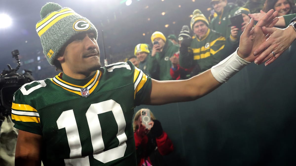 Jordan Love Applauded for Classy Gesture Helping Packers Fan Out of Snow  Ditch - Sports Illustrated