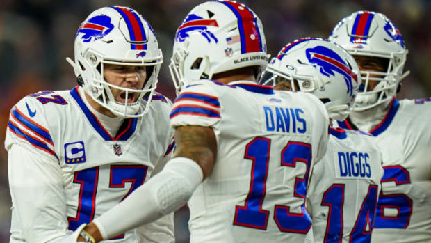 The Bills' offense rocks the charging buffalo in 2022 