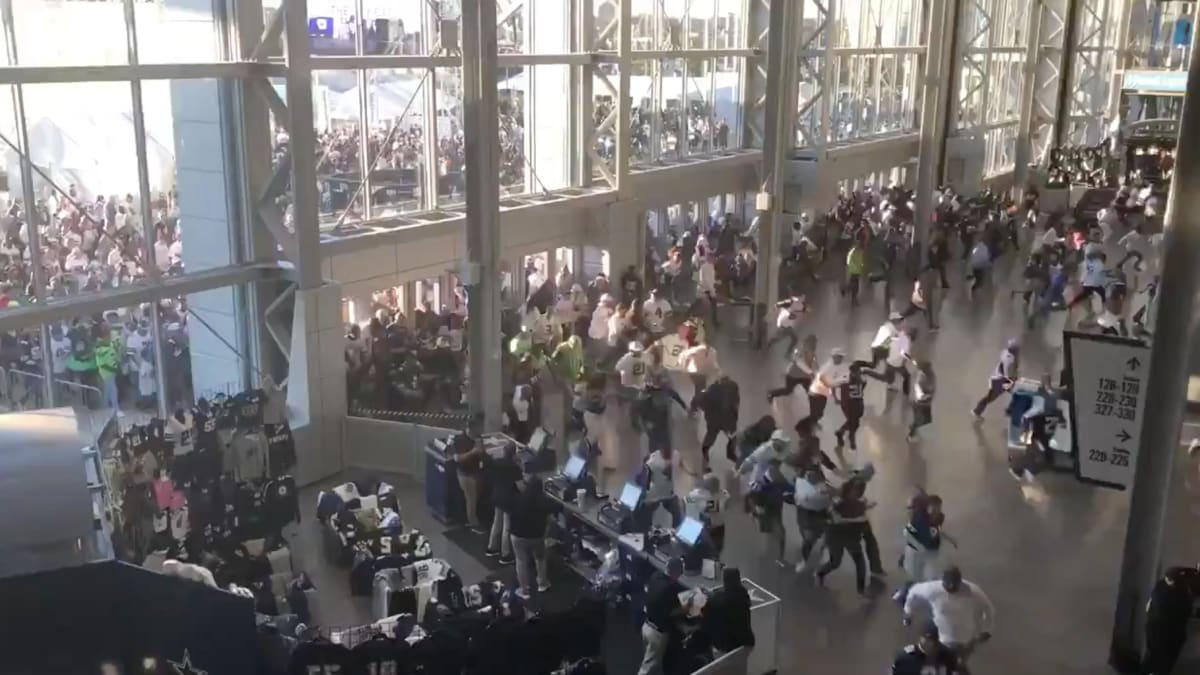 Cowboys fans storm AT&T Stadium entrance ahead of home opener vs. Jets in  Week 2