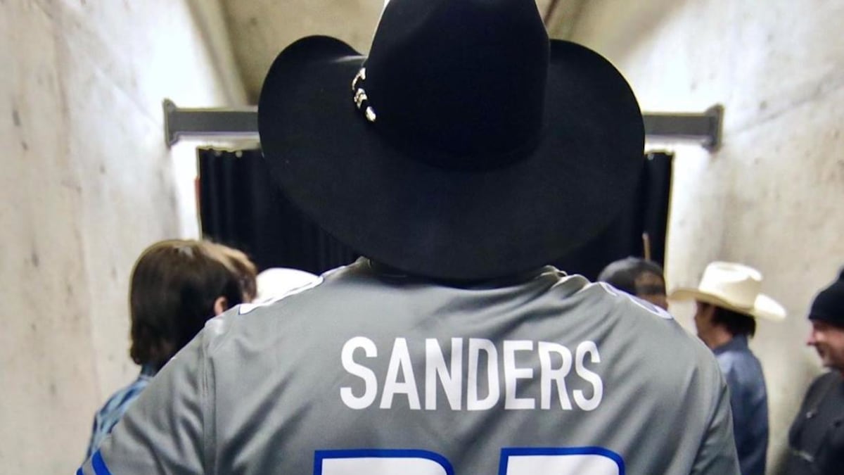 Garth Brooks wears 'Sanders' jersey, gets heat from fans who don't