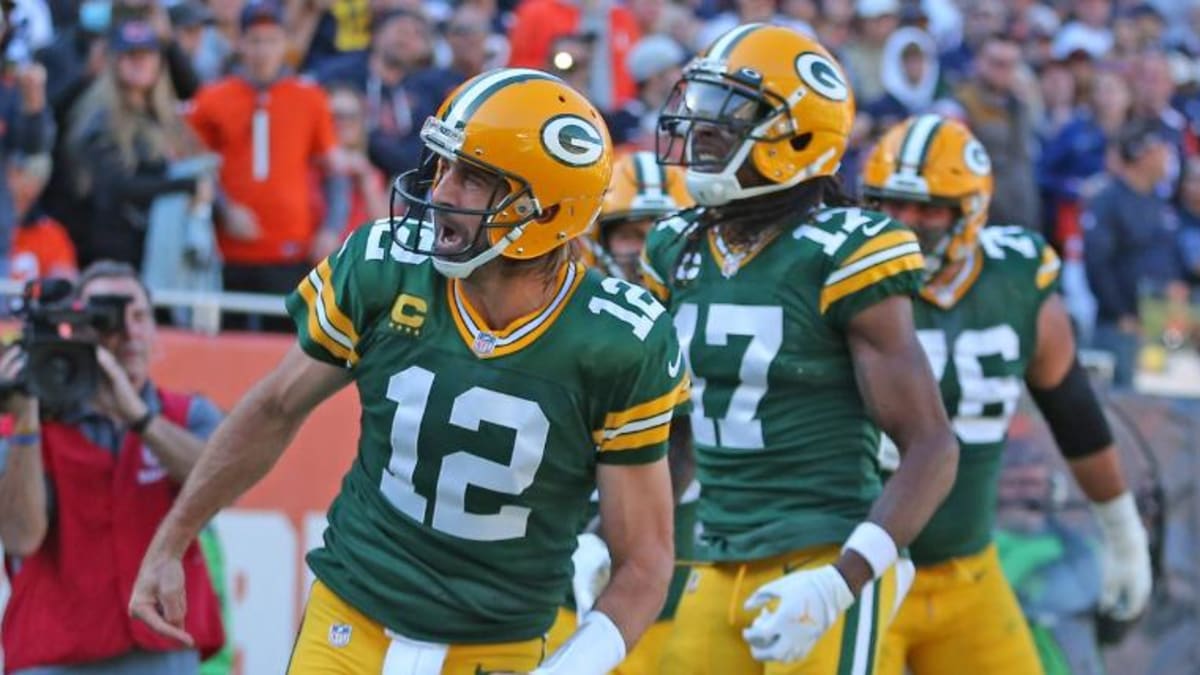 Aaron Rodgers Tells Bears Fans 'I Still Own You' After Double-Bird