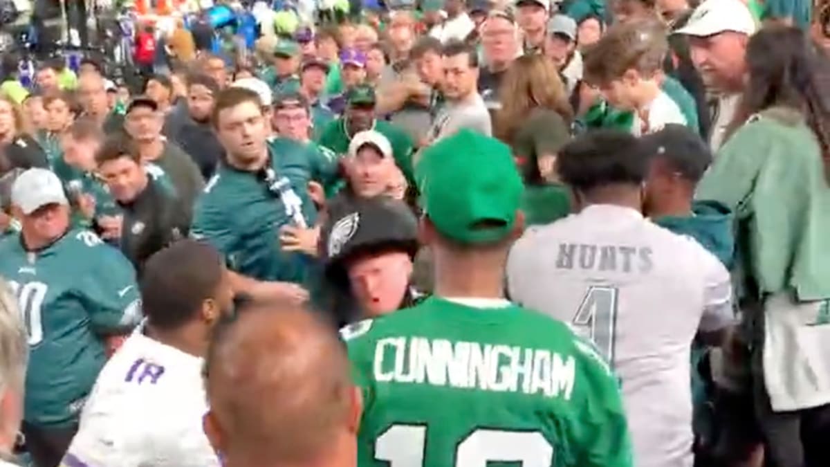 Watch: Vikings and Eagles fan team up to fight obnoxious fan at