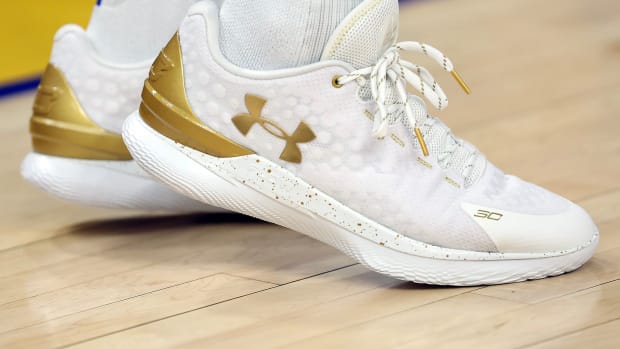 Stephen Curry Warms Up in Under Armour ClutchFit Drive - Sports Illustrated  FanNation Kicks News