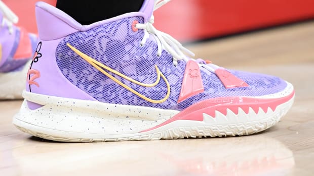 Kyrie irving shoes deals pink