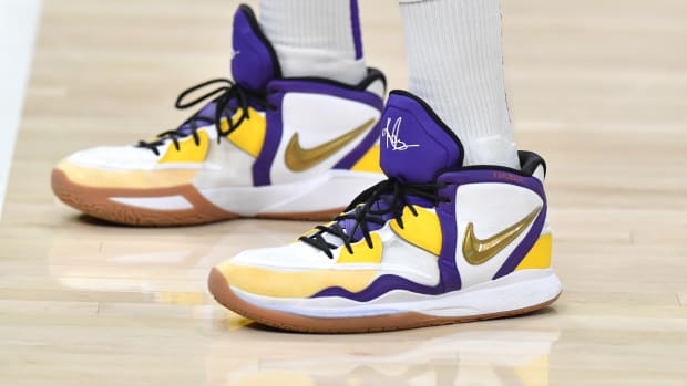 Kyrie irving discount shoes 2 gold