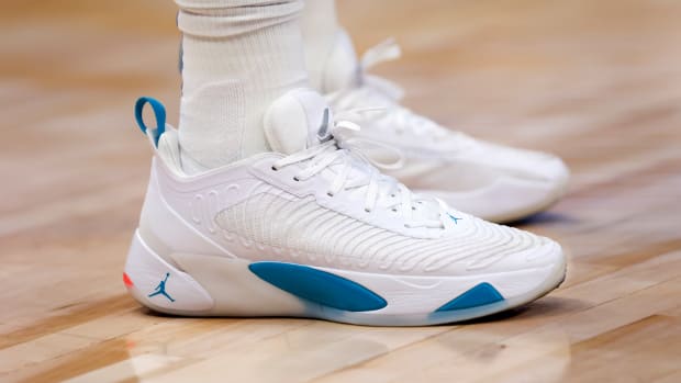 White blue basketball discount shoes