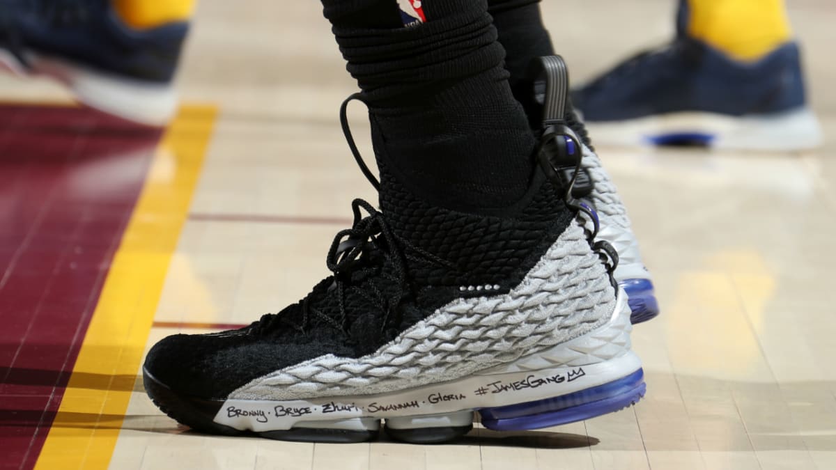 Lebron 15 cheap vs 16