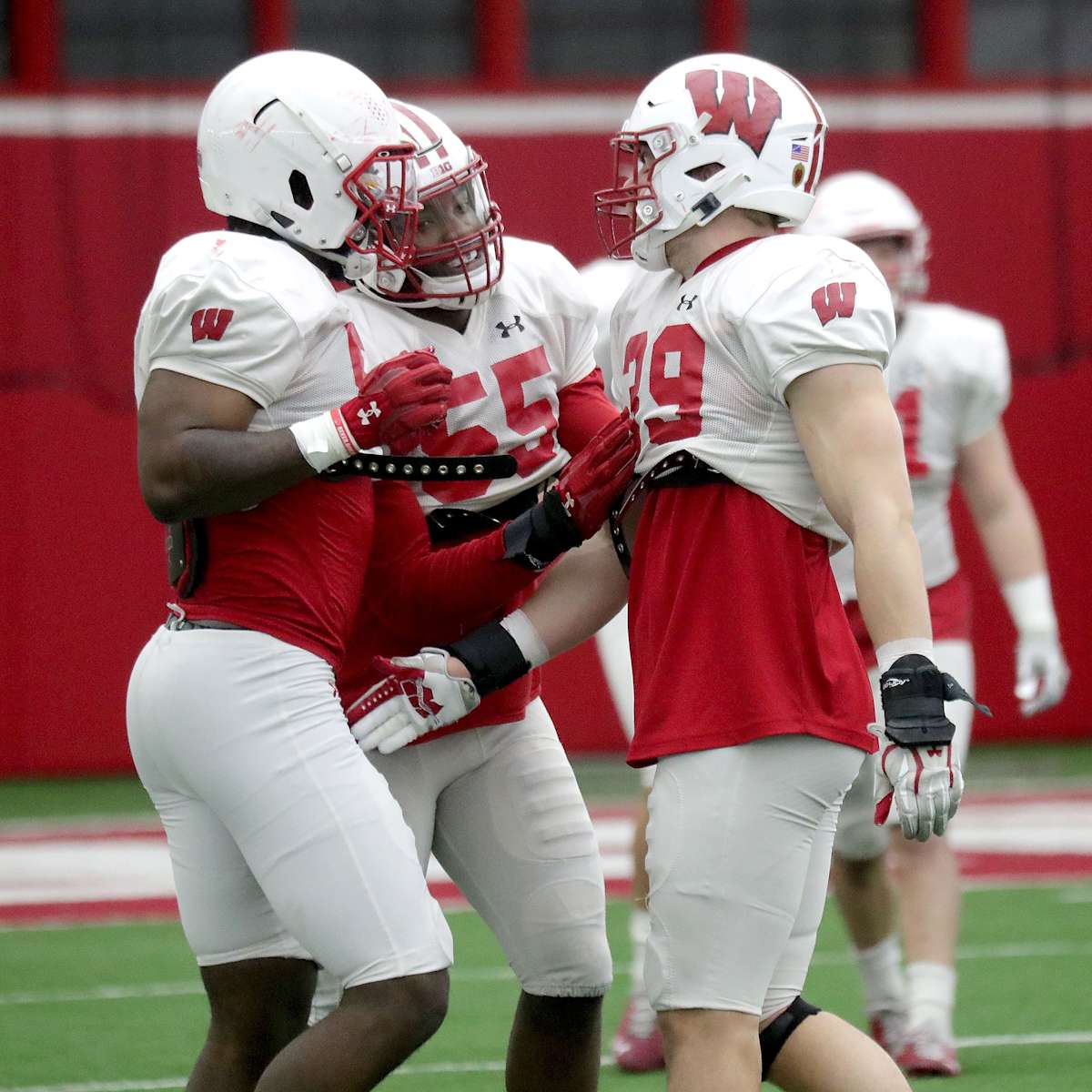 Former Wisconsin linebacker Leo Chenal signs a 4-year deal with the Kansas  City Chiefs - Sports Illustrated Wisconsin Badgers News, Analysis and More