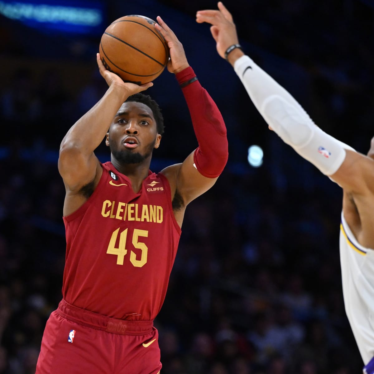 Cleveland Cavaliers win eighth straight, down LeBron James and struggling  Los Angeles Lakers, 114-100