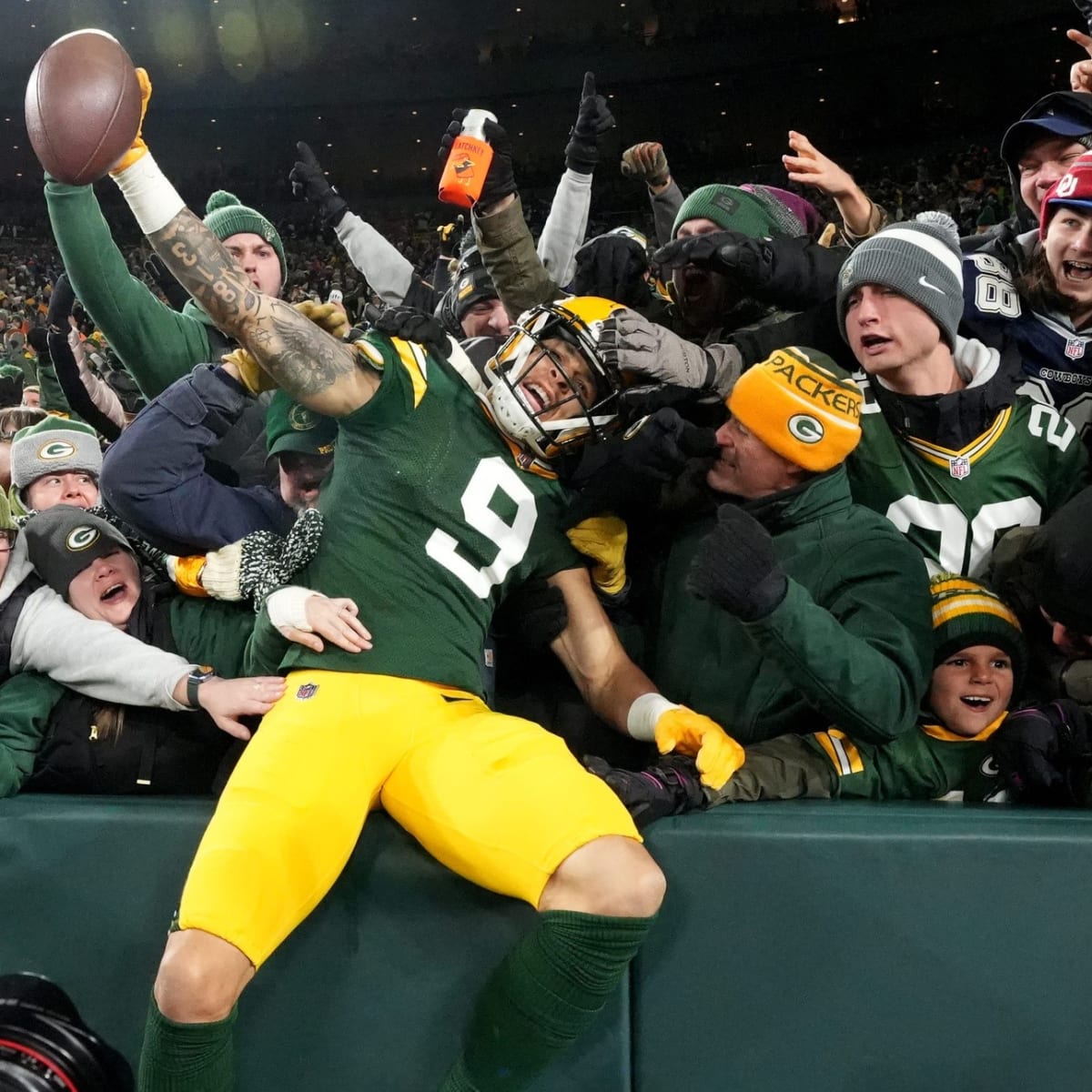 Rodgers throws 58-yard TD to Christian Watson, Watson celebrates with  backflip