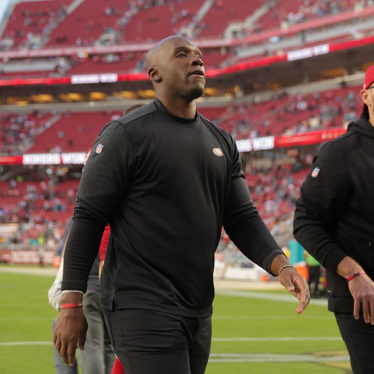 📸  Head Coach DeMeco Ryans throws out first pitch for the