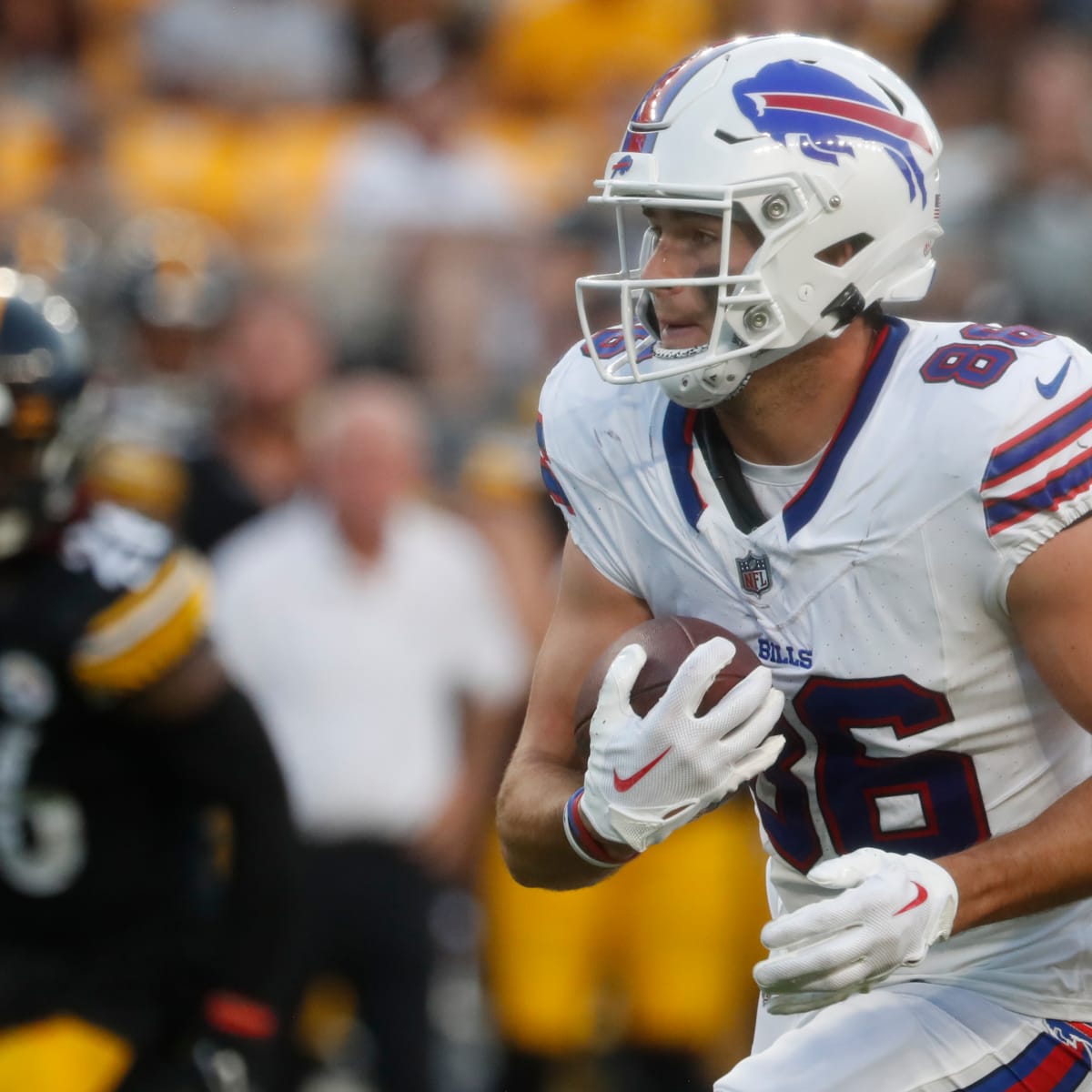 Buffalo Bills tight end Dalton Kincaid (86) throws the ball during