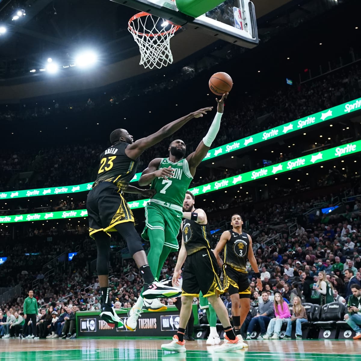 Celtics-Warriors: Jaylen Brown one-handed dunk highlights strong