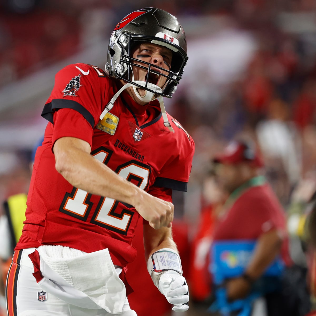 49ers' Dre Greenlaw gets Tom Brady to autograph ball after interception:  'You're the greatest ever'