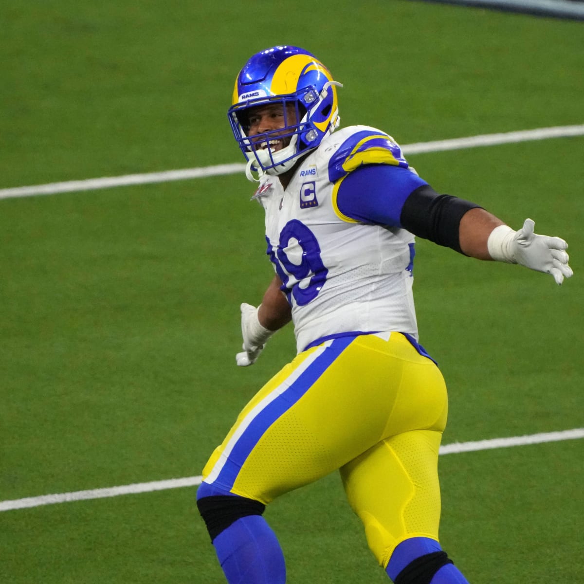 What Does Aaron Donald Wear on the Field?? 