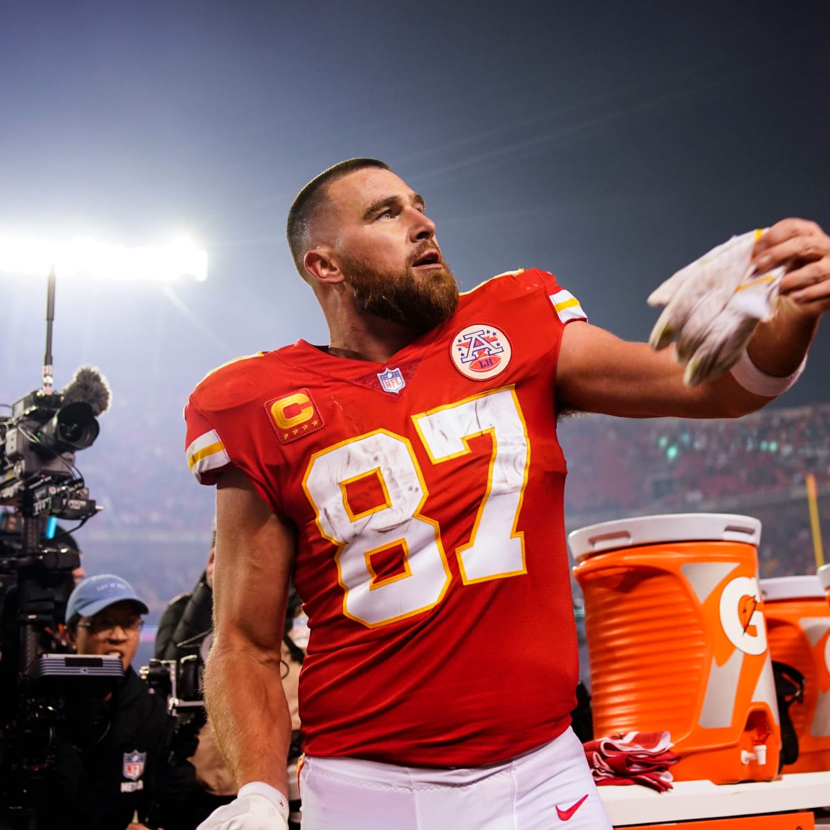 Travis Kelce Wears Off-White Air Jordan Sneakers to Chiefs Game - Sports  Illustrated FanNation Kicks News, Analysis and More