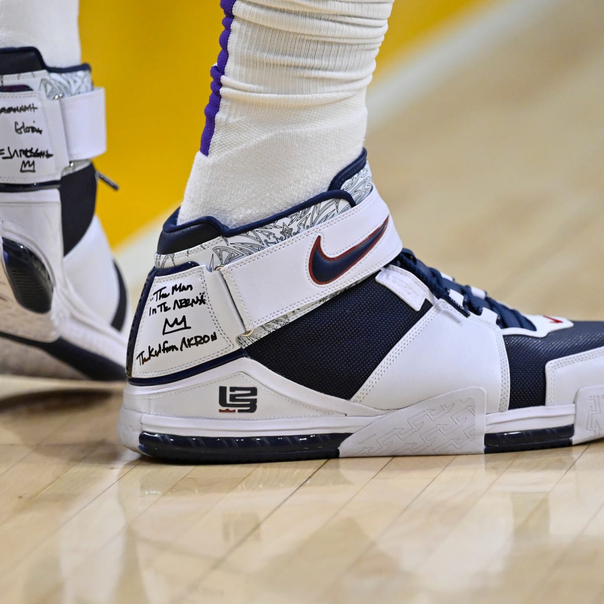 bronzen Entertainment Betsy Trotwood LeBron James Wears Retro Sneakers in Lakers' Game 6 Victory - Sports  Illustrated FanNation Kicks News, Analysis and More