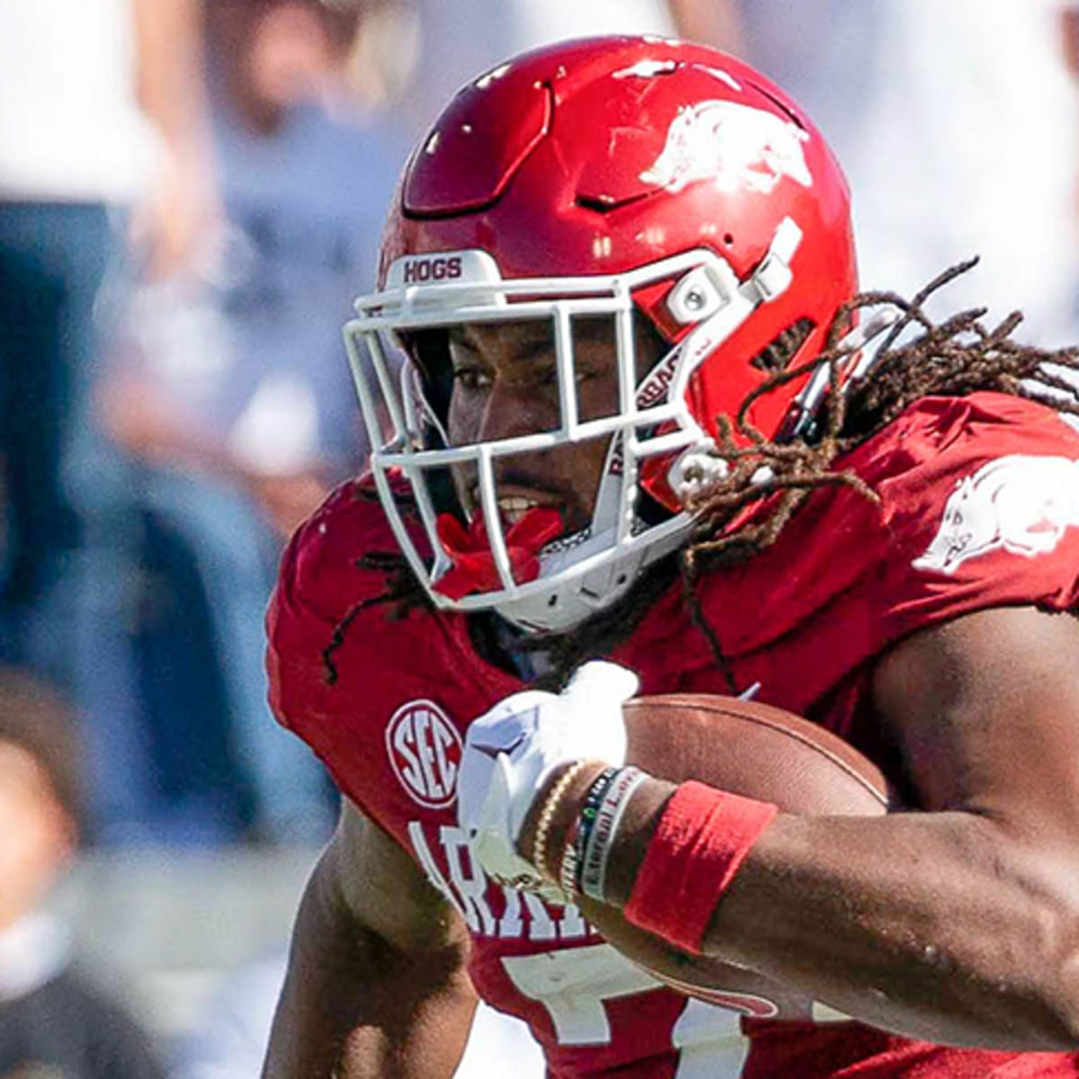 Arkansas defensive lineman McTelvin Agim gets ready to run a play