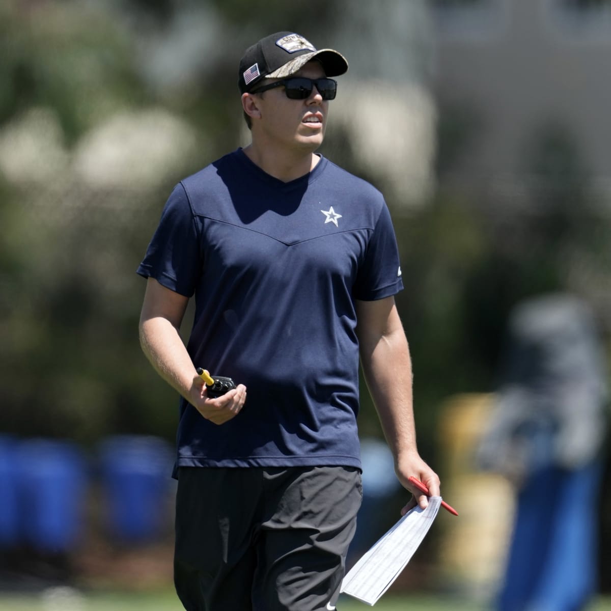 Dallas Cowboys offensive coordinator Kellen Moore reacts to a play during  an NFL football game against the Washington Commanders, Sunday, Oct. 2, 2022,  in Arlington. (AP Photo/Tyler Kaufman Stock Photo - Alamy