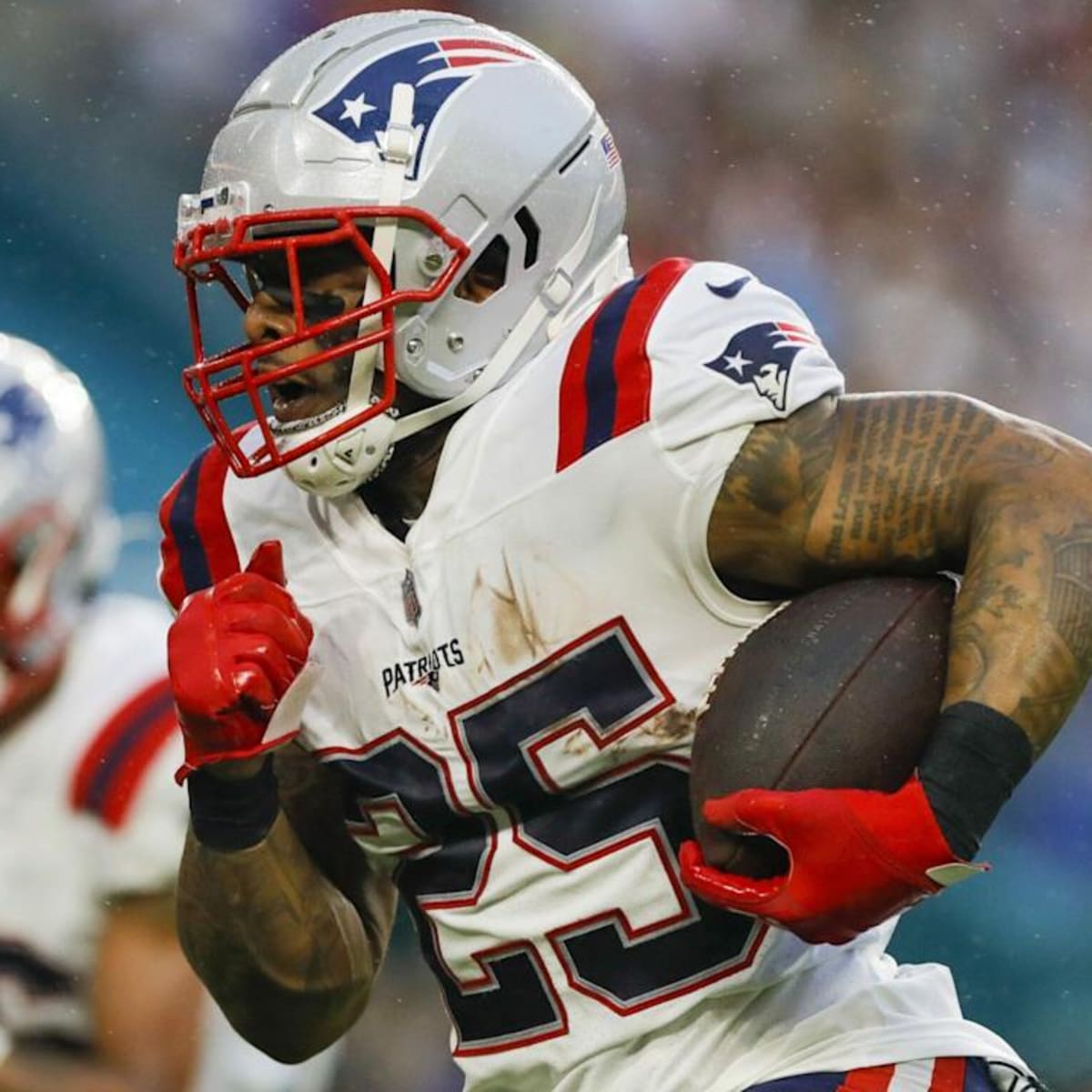 Brandon Bolden with an 18 YARD TOUCHDOWN! 