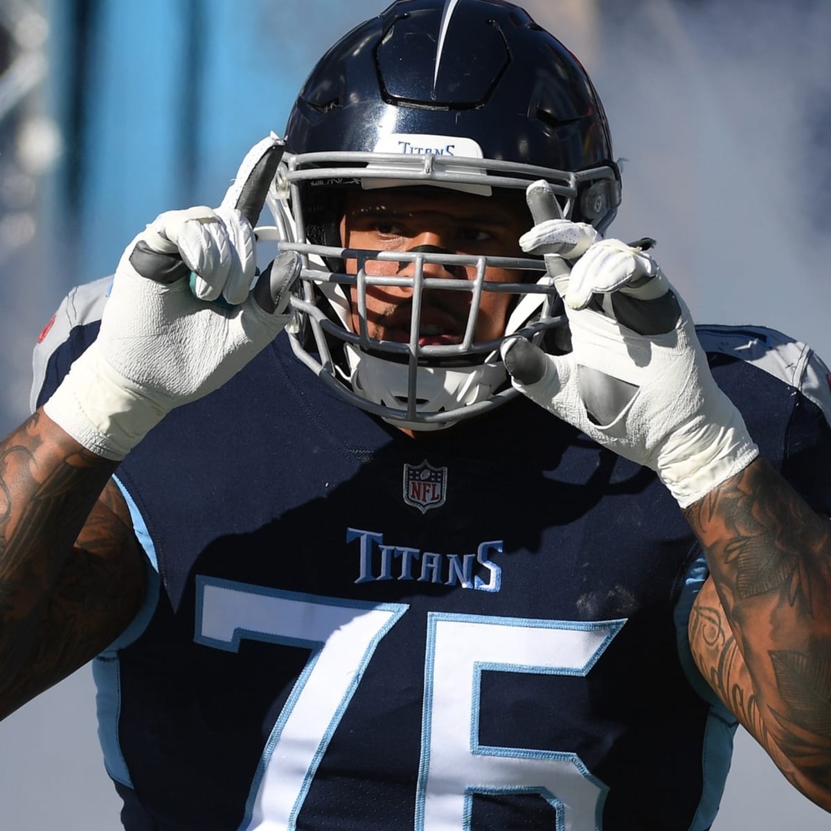 Tennessee Titans offensive guard Rodger Saffold (76) warms up