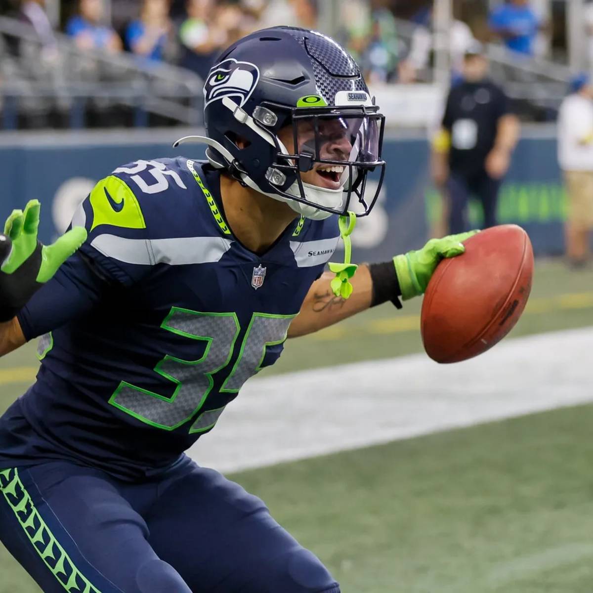 Lynch gives Seahawks parting gift with timing of his retirement