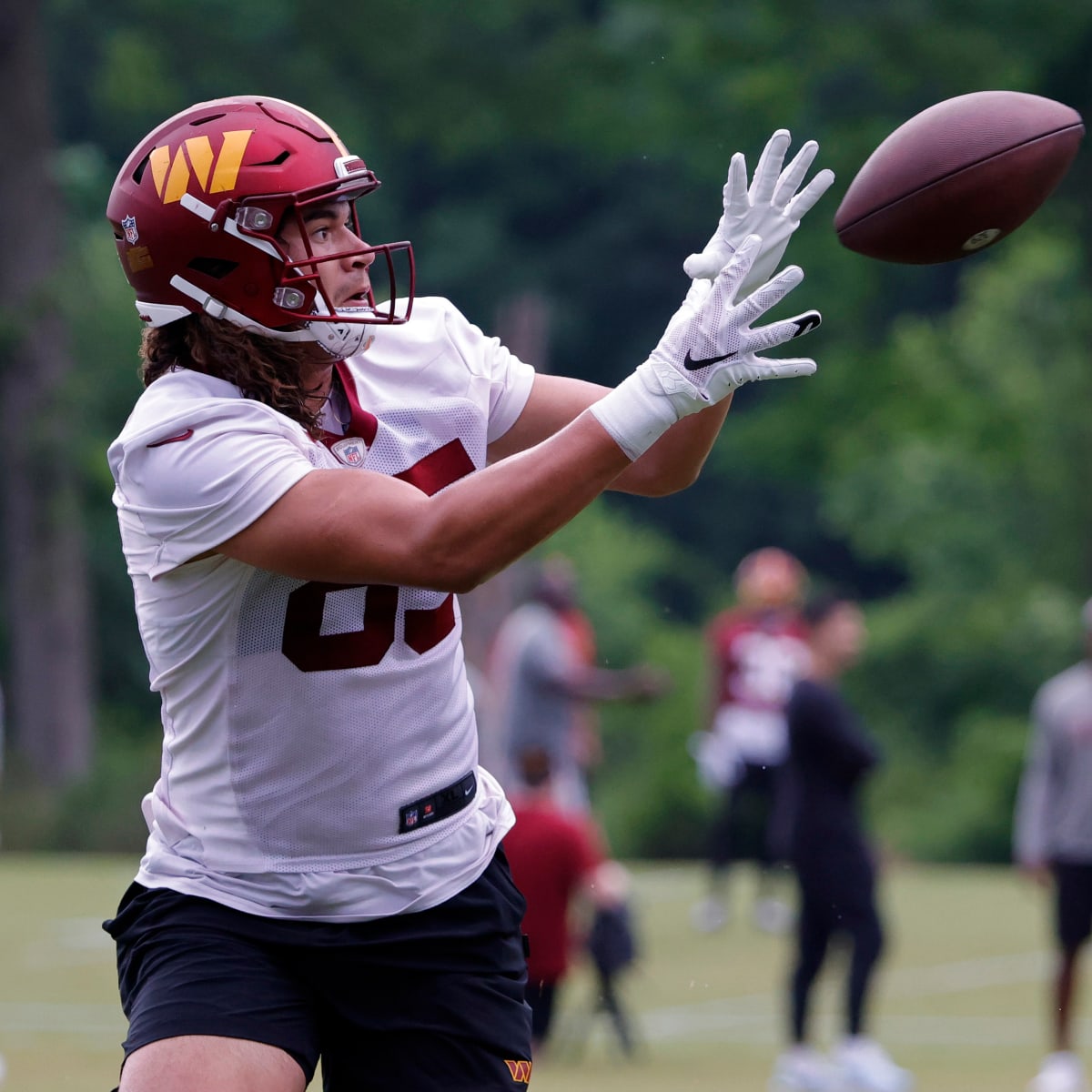 Washington Commanders tight end Cole Turner (85) arrives for a NFL football  practice at the team's training facility, Wednesday, July 26, 2023 in  Ashburn, Va. (AP Photo/Alex Brandon Stock Photo - Alamy