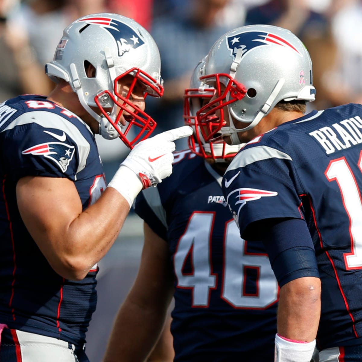 Tom Brady, Rob Gronkowski throw during private workout at UCLA campus 