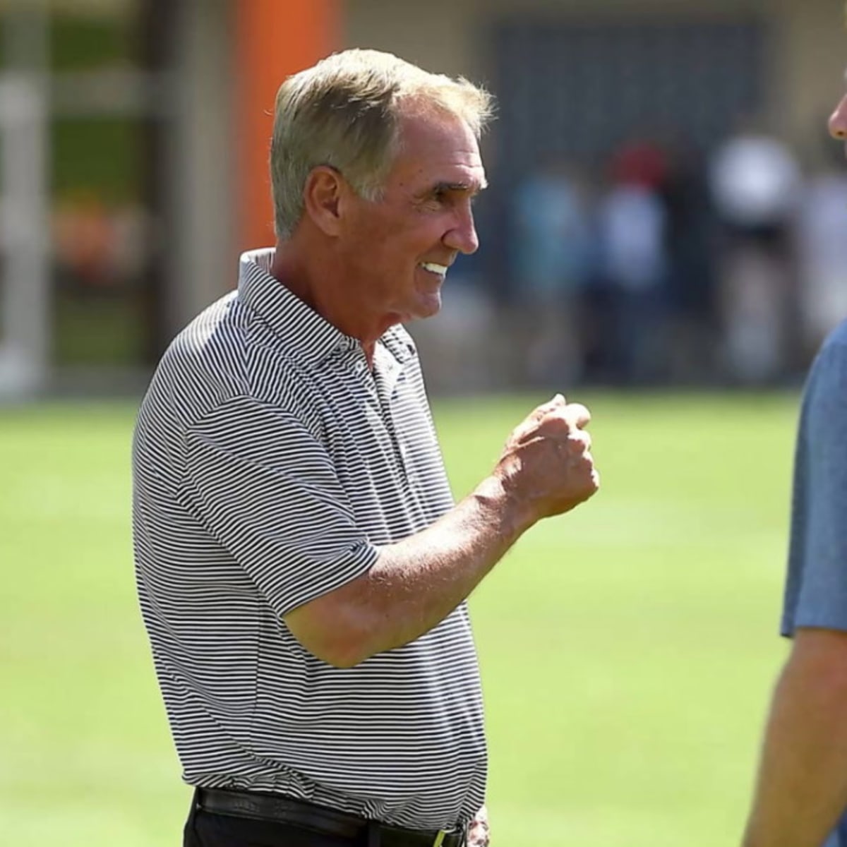 Former Denver Broncos quarterback John Elway, right, congratulates former  tightend Shannon Sharpe as he is inducted into the Denver Broncos Ring of  Fame during ceremonies at half time during the Broncos 