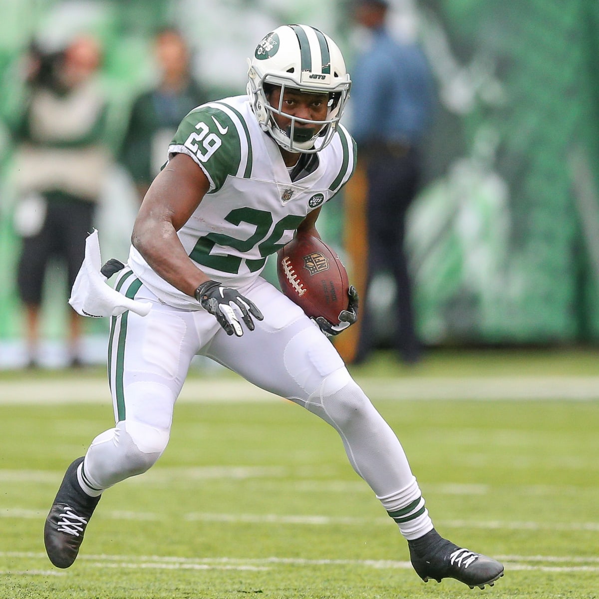 East Rutherford, New Jersey, USA. 24th Nov, 2019. New York Jets running  back Bilal Powell (29) looks for running room during a NFL game between the  Oakland Raiders and the New York