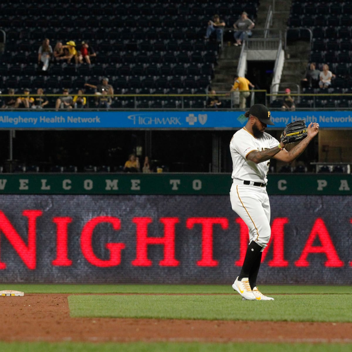 Police: Pirates' Felipe Vazquez attempted to have sex with minor