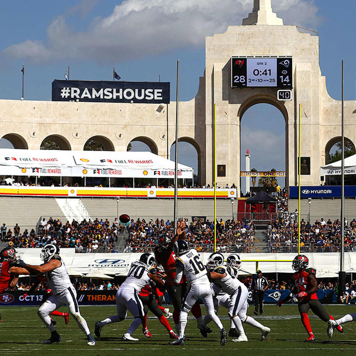 Buccaneers Beat Rams in Los Angeles, 55-40