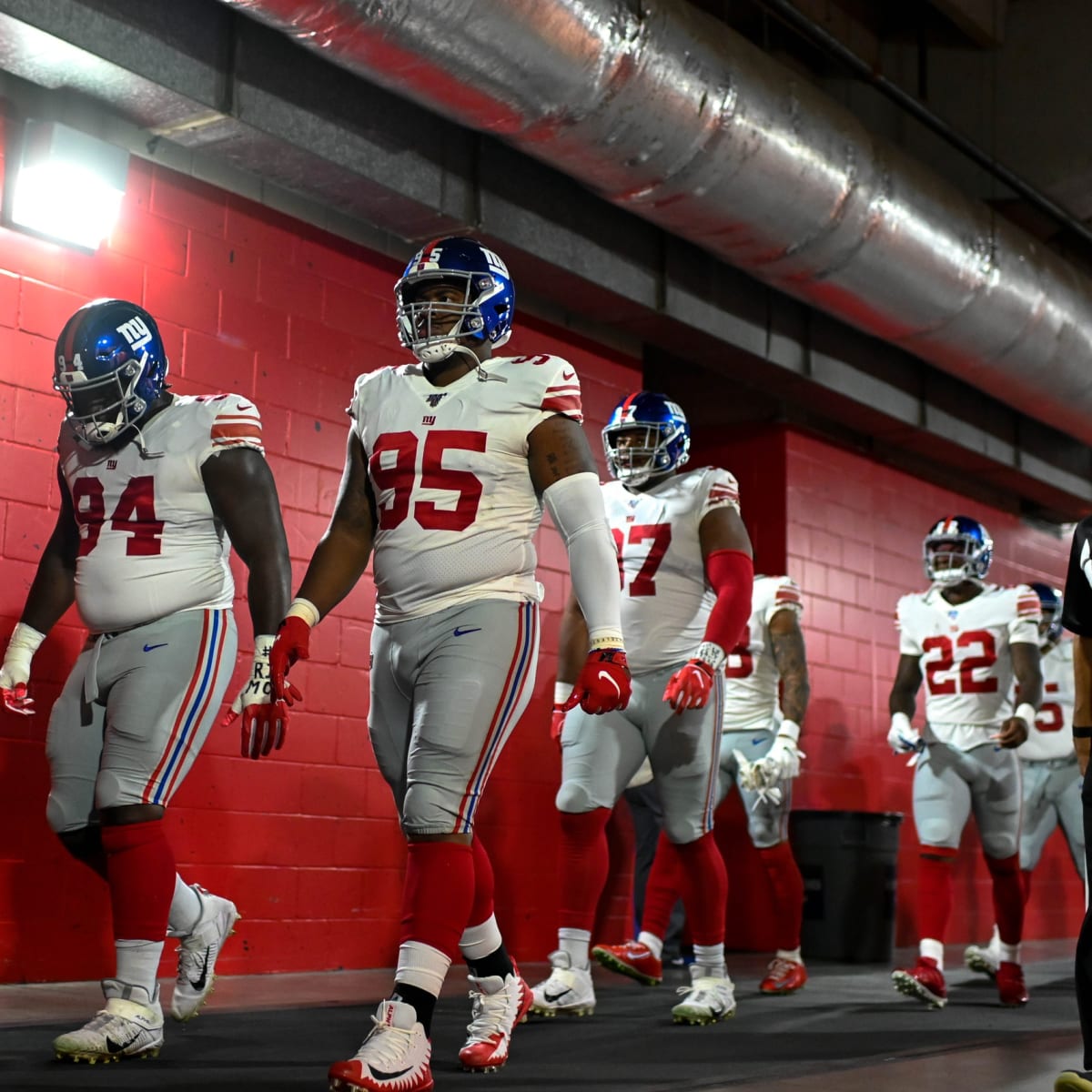 New York Giants defensive tackle Barry Cofield holds up a