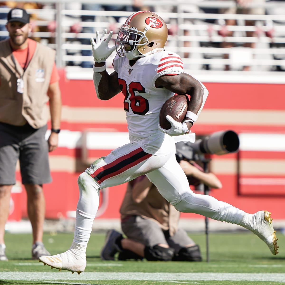 PHILADELPHIA, PA - JANUARY 29: San Francisco 49ers running back Tevin  Coleman (28) hands the ball to