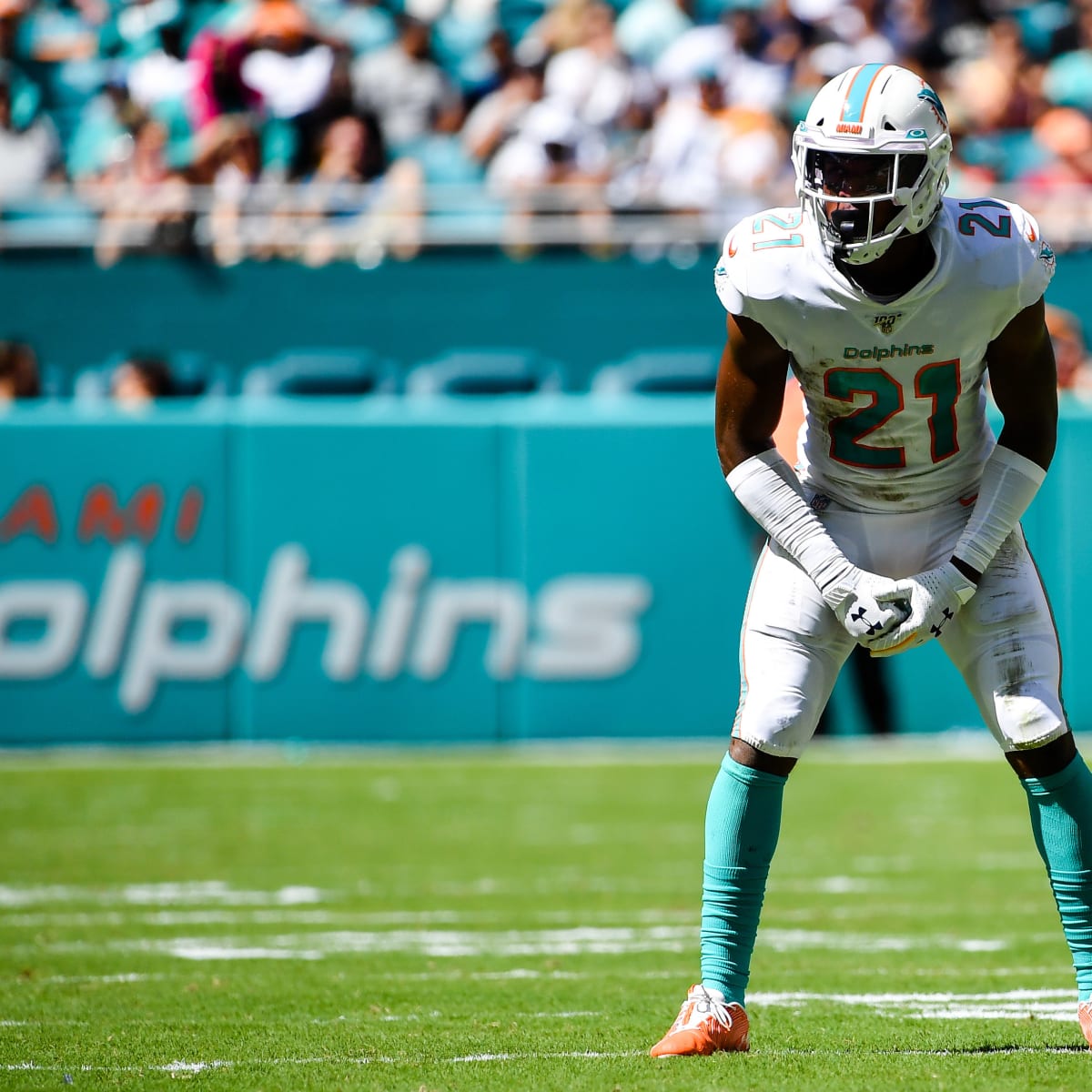 Miami Gardens, Florida, USA. 1st Dec, 2019. The Miami Dolphins players  enter the field to play an NFL football game against the Philadelphia  Eagles at the Hard Rock Stadium in Miami Gardens