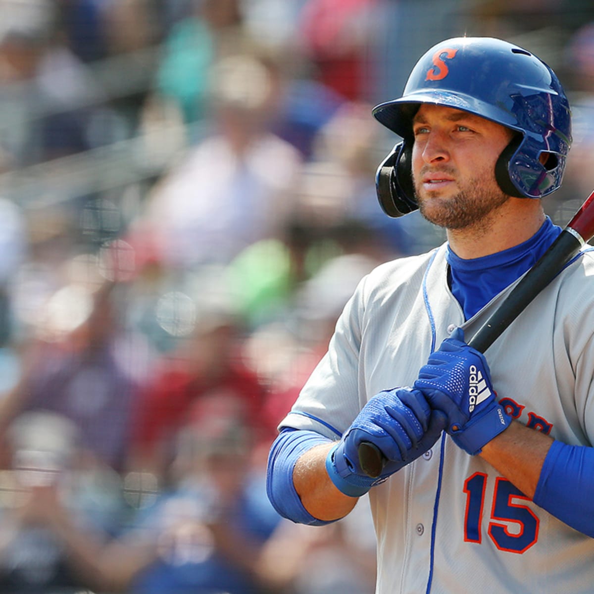 Tim Tebow makes Arizona Fall League debut, crashes into wall