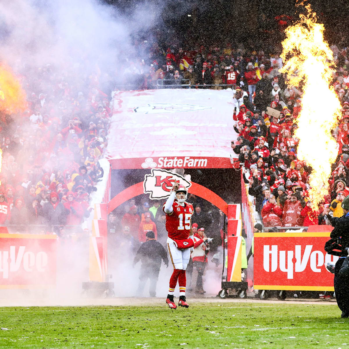 Patrick Mahomes Maneuvers the Pocket on Magical 26-Yard Scramble into FG  Range